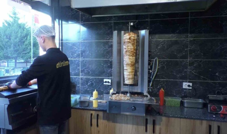 Ruhsat yok, işyeri yok: Evlerinde döner yapıp satıyorlar